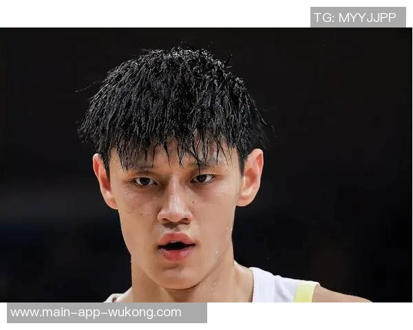 曾凡博突破遭遇压力险些失误及时回传队友化解危机 曾凡博突破遭遇压力险些失误及时回传队友化解危机