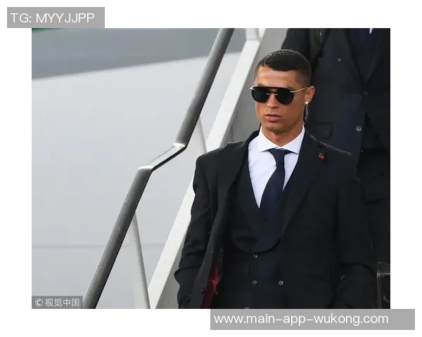 C罗分享回归葡萄牙国家队的帅气照片墨镜加持魅力十足