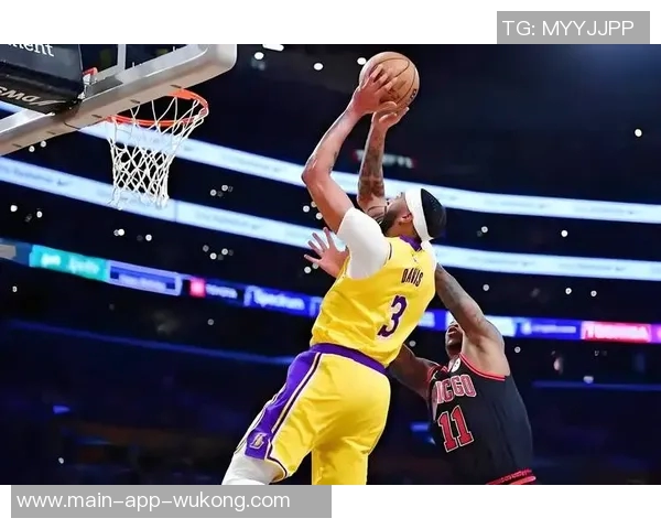 湖人官方推文庆祝里夫斯50分成就加入精英俱乐部的辉煌时刻